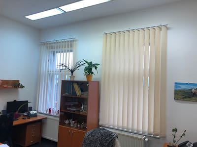 Vertikální žaluzie zastiňující kancelář